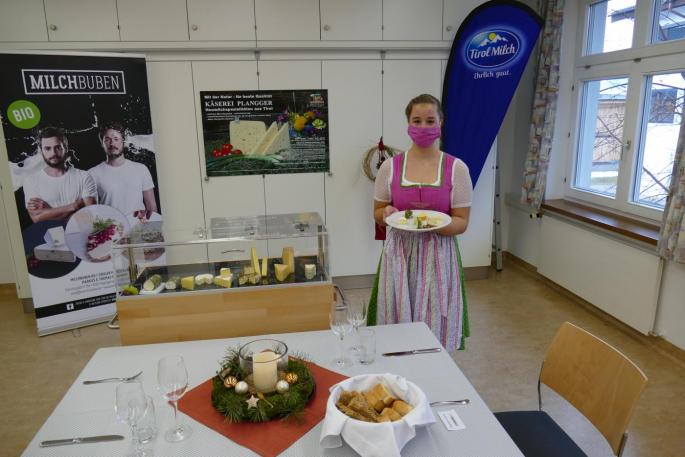 Stephanie Astner präsentiert ihren angerichteten Käseteller